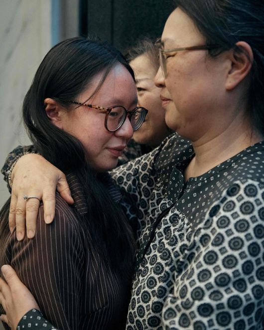 미국 뉴욕 맨해튼 이민세관단속국(ICE)에 체포됐다 4일(현지시간) 석방된 한국인 유학생 고연수(20·퍼듀대)씨가 어머니인 대한성공회 김기리 신부와 재회하고 있다. 2025.8.5 맨해튼 AFP 연합뉴스