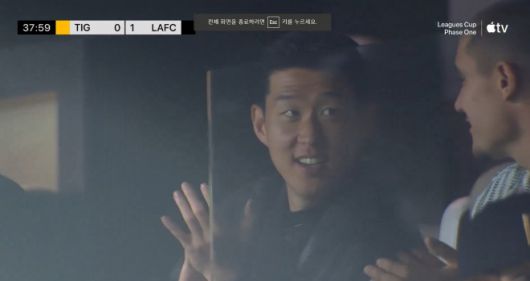 잉글랜드 프리미어리그(PL) 토트넘 홋스퍼와의 10년 동행을 끝맺은 손흥민이 5일(현지시간) 미국 프로축구 메이저리그 사커(MLS) 로스앤젤레스(LA) FC 홈구장인 BMO 스타디움 관중석에서 LA FC와 티그레스의 리그컵 경기를 관전하고 있다. 자료 : 애플TV