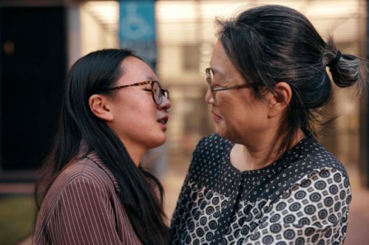 미국 뉴욕 맨해튼 이민세관단속국(ICE)에 체포됐다 4일(현지시간) 석방된 한국인 유학생 고연수(20·퍼듀대)씨가 어머니인 대한성공회 김기리 신부와 재회하고 있다. 2025.8.5 맨해튼 AFP 연합뉴스