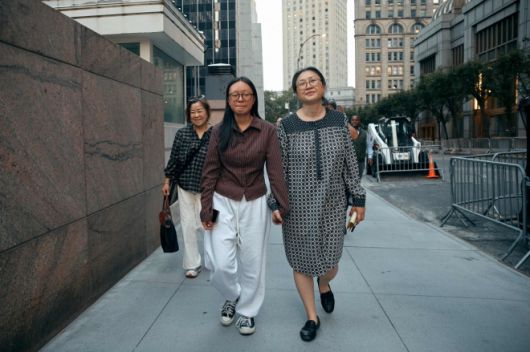 미국 뉴욕 맨해튼 이민세관단속국(ICE)에 체포됐다 4일(현지시간) 석방된 한국인 유학생 고연수(20·퍼듀대)씨가 어머니인 대한성공회 김기리 신부와 ICE 청사를 떠나고 있다. 2025.8.5 맨해튼 AFP 연합뉴스