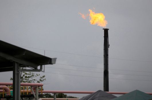 콜롬비아 카스티야 라 누에바에 위치한 에코페트롤의 석유 시추 시설에서 연소 플레어가 타오르고 있다. 플라스틱 생산 감축을 지지해온 콜롬비아는 이번 협약 논의에서 실질적 조치를 촉구하고 있다. 2018년 6월 26일 촬영된 자료 사진. 로이터 연합뉴스