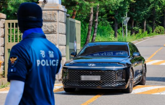 윤 전 대통령 체포 실패한 김건희 특검 - 1일 오전 윤석열 전 대통령에 대한 체포 영장 집행에 실패한 김건희 특검(민중기 특별검사)팀이 탄 차량이 경기 의왕시 서울구치소를 빠져나가고 있다. (공동취재) 2025.08.01.