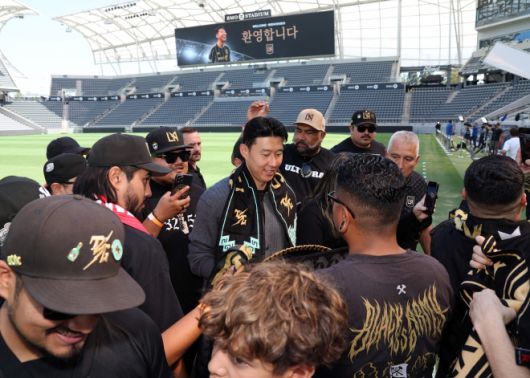 손흥민이 6일(현지시간) 미 프로축구(MLS) 로스앤젤레스(LA) FC의 홈구장인 BMO 스타디움에서 LA FC 서포터즈들과 만나 인사하고 있다. 2025.8.6 로스앤젤레스 AFP 연합뉴스