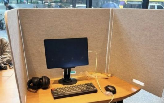 스타벅스 매장 테이블에 칸막이를 세우고 모니터, 키보드, 마우스, 헤드셋 등을 설치해 마치 개인 사무실처럼 꾸민 모습이 민폐 논란을 일으키고 있다. 서경덕 성신여대 교수 페이스북 캡처