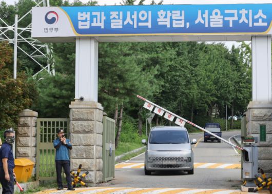 윤 전 대통령 체포 실패한 김건희특검팀 - 김건희 여사 관련 의혹을 수사하는 민중기 특별검사팀이 7일 윤석열 전 대통령의 체포에 실패한 뒤 경기도 의왕시 서울구치소를 나서고 있다. 2025.8.7 연합뉴스