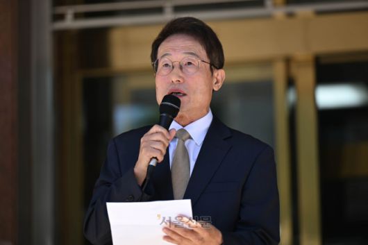 조희연 서울시 교육감이 29일 서울 종로구 교육청앞에서 ‘전교조 해직교사 부당 특채’ 최종심 선고에 대한 입장 발표를 하고 있다.  이날 대법원에서 전국교직원노동조합(전교조) 출신 교사 4명 등 5명의 해직교사를 특혜 채용한 혐의로 기소된 조희연 서울시 교육감에 대한 징역형의 집행유예가 확정됐다. 금고 이상의 형을 선고받고 형이 확정된 경우를 당연퇴직 대상으로 정한 지방교육자치에 관한 법률(교육자치법)과 공직선거법에 따라 조 교육감은 교육감직을 잃게 됐다. 2024.8.29 홍윤기 기자