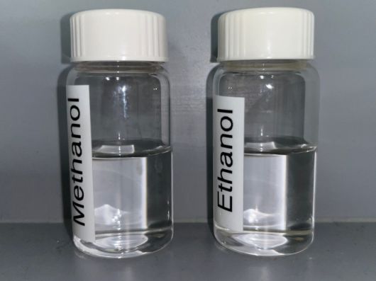 메탄올(왼쪽)과 에탄올. 위키미디어 커먼스