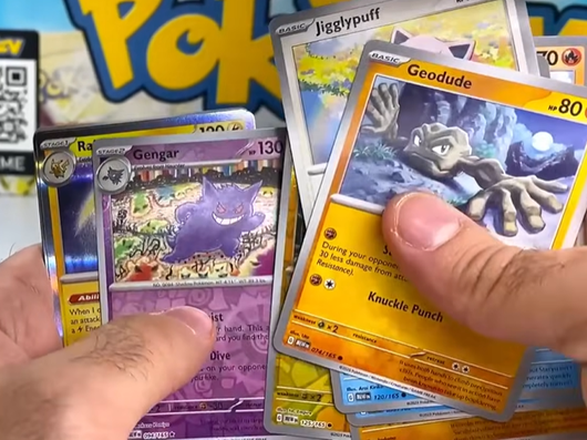 포켓몬 관련 콘텐츠로 구독자 300만명을 모은 미국의 인기 유튜버 ‘포케레브’가 포켓몬 카드팩 100개를 구매한 뒤 하나씩 개봉하는 모습. 사진은 기사 내용과 직접 관련 없음. 포케레브 유튜브 캡처