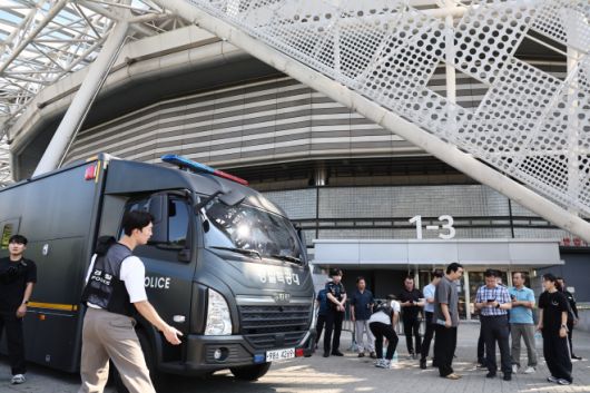 폭발물 신고로 통제된 올림픽체조경기장 - 10일 폭발물 설치 신고가 접수된 서울 올림픽공원 KSPO돔(올림픽체조경기장)이 통제돼 있다. 2025.8.10 연합뉴스