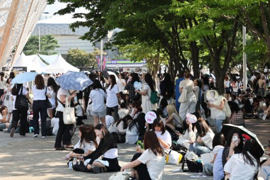 10일 서울 올림픽공원 KSPO돔(올림픽체조경기장)에서 폭발물 설치 신고가 접수돼 관중들이 대피해 있다. 2025.8.10. 연합뉴스