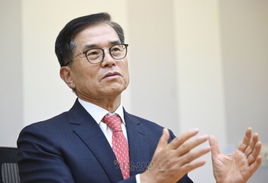 최석영 전 주제네바 국제기구대표부 대사가 10일 서울 중구 법무법인 광장에서 서울신문과 인터뷰 하고 있다. 이지훈 기자