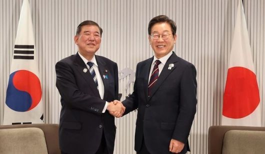 이재명(오른쪽) 대통령이 지난 6월 캐나다 앨버타주 캐내내스키스에서 열린 주요 7개국(G7) 정상회의에서 이시바 시게루 일본 총리와 한·일 정상회담에 앞서 악수하고 있다. 뉴시스