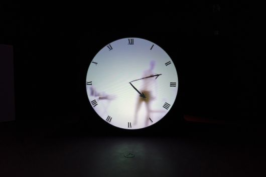 마르텐 바스의 ‘리얼 타임 XL - 아티스트 클락’. 육면체 구조물 안에서 작가 자신이 12시간 동안 시계바늘을 그렸다 지우기를 반복하는 과정을 담았다.