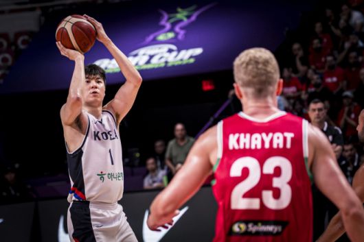 한국 남자농구 국가대표 이현중이 11일(한국시간) 사우디아라비아 제다에서 열린 2025 국제농구연맹(FIBA) 아시아컵 조별리그 A조 3차전에서 레바논과의 경기에서 슛하고 있다. FIBA 제공