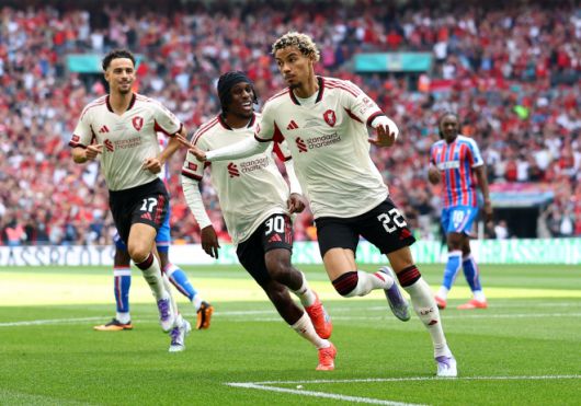 리버풀 위고 에키티케가 11일(한국시간) 영국 런던의 웸블리 스타디움에서 끝난 2025 커뮤니티실드 크리스털 펠리스와의 경기에서 득점한 뒤 세레머니하고 있다. 로이터 연합뉴스