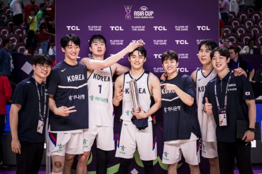 한국 남자농구 국가대표 선수들이 11일(한국시간) 사우디아라비아 제다에서 열린 2025 국제농구연맹(FIBA) 아시아컵 조별리그 A조 3차전에서 레바논과의 경기에서 승리한 뒤 최우수선수(MVP)에 선정된 유기상을 축하하고 있다. FIBA 제공