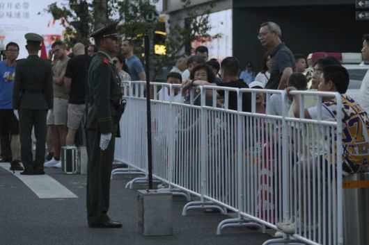 9일 저녁 중국 베이징 창안제에서 관광객들이 열병식 예행연습으로 이동에 제약을 받고 있다. 베이징 AP 연합뉴스