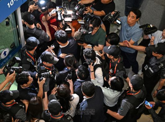 김건희 여사 일가의 ‘집사’로 알려진 김예성 씨가 12일 인천국제공항을 통해 입국하고 있다. 2025.8.12 홍윤기 기자