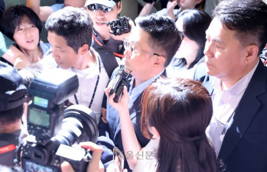 김건희 집사, 김예성씨 입국 - 김건희 여사 일가의 ‘집사’로 알려진 김예성 씨가 12일 인천국제공항을 통해 입국하고 있다. 윤석열 전 대통령이 파면된 지난 4월 급작스럽게 베트남으로 출국한 이후 약 4개월 만이다. 김 여사 관련 의혹을 수사하는 민중기 특별검사팀은 공항에서 곧바로 김씨를 체포해 조사실로 데려올 방침이다. 2025.8.12 홍윤기 기자