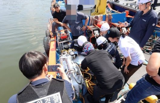 지난달 23일 창원해경 등이 진해 잠수부 사망 사고와 관련해 현장 합동 감식을 벌이고 있다. 2025.8.12. 창원해경 제공
