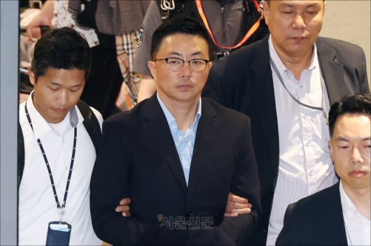 이른바 ‘집사 게이트’의 핵심 인물로 알려진 김예성 씨가 12일 인천국제공항 입국장에서 윤석열 전 대통령의 부인 김건희 여사 관련 의혹을 수사중인 김건희 특검팀(특별검사 민중기) 관계자들에 의해 체포되어 특검 사무실로 향하고 있다. 2025.8.12 홍윤기 기자