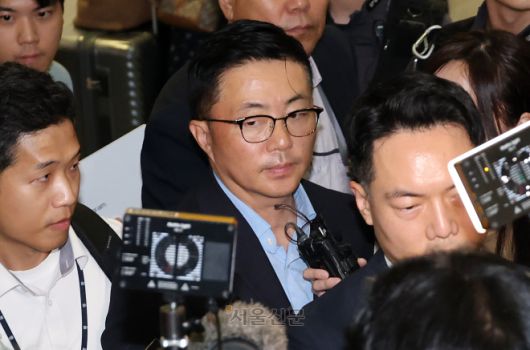 ‘김건희 집사’ 김예성 귀국 - 김건희 여사 일가의 ‘집사’로 알려진 김예성 씨가 12일 오후 인천국제공항 제1여객터미널을 통해 귀국해 김건희 특검팀(민중기 특별검사)에 체포된 뒤 입국장을 나서고 있다. 2025.8.12 홍윤기 기자
