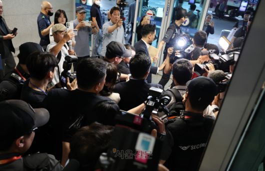 ‘김건희 집사’ 김예성 귀국 - 김건희 여사 일가의 ‘집사’로 알려진 김예성 씨가 12일 오후 인천국제공항 제1여객터미널을 통해 귀국해 김건희 특검팀(민중기 특별검사)에 체포된 뒤 특검 사무실로 인치되고 있다. 2025.8.12 홍윤기 기자