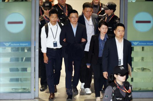 이른바 ‘집사 게이트’의 핵심 인물로 알려진 김예성 씨가 12일 인천국제공항 입국장에서 윤석열 전 대통령의 부인 김건희 여사 관련 의혹을 수사중인 김건희 특검팀(특별검사 민중기) 관계자들에 의해 체포되어 특검 사무실로 향하고 있다. 2025.8.12 홍윤기 기자