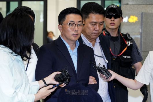 특검 수사에 불응하며 베트남에서 도피하던 이른바 ‘김건희 집사’ 김예성 씨가 12일 인천국제공항 제1여객터미널 입국장에 들어서고 있다. 김 여사 관련 의혹을 수사 중인 민중기 특별검사팀은 김 씨를 보딩브릿지에서 체포, 특검 사무실로 이동해 조사할 예정이다. 2025.8.12 홍윤기 기자