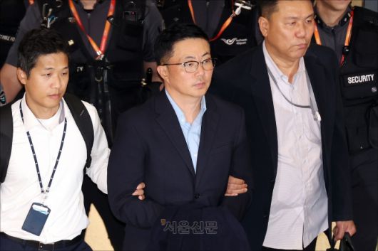 이른바 ‘집사 게이트’의 핵심 인물로 알려진 김예성 씨가 12일 인천국제공항 입국장에서 윤석열 전 대통령의 부인 김건희 여사 관련 의혹을 수사중인 김건희 특검팀(특별검사 민중기) 관계자들에 의해 체포되어 특검 사무실로 향하고 있다. 2025.8.12 홍윤기 기자