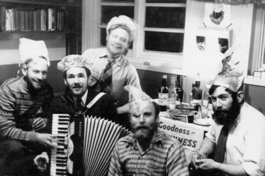 1958년 영국 남극 기지에서 크리스마스를 축하하는 데니스 벨(맨 오른쪽)과 연구원들. 영국 남극조사국 제공