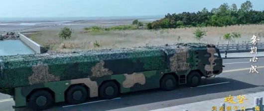 중국 CCTV에 공개된 DF(東風·둥펑)-100 초음속 순항 미사일.