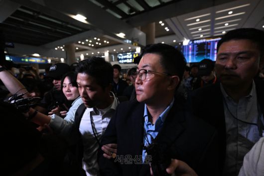 김건희 여사 일가의 ‘집사’로 지목된 김예성씨가 12일 인천국제공항 제1여객터미널을 통해 입국한 뒤 민중기 특별검사팀에 체포돼 이동하고 있다. 2025.8.12 홍윤기 기자