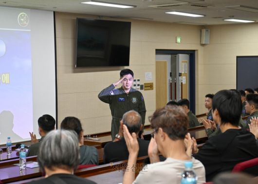 공군 제1전투비행단 학생 조종사 대표가 대한민국 임시정부 비행학교 관계자들의 후손들에게 경례하고 있다. 2025.8.13 공군 제공