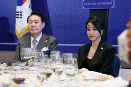 김건희 특별검사팀은 서희건설이 김건희 여사가 지난 2022년 6월 해외 순방 당시 착용했다가 재산 신고 누락 논란이 불거졌던 ‘반 클리프 앤 아펠’ 목걸이를 직접 구매해 김 여사에게 전달했다는 자수서를 받았다고 12일 밝혔다. 사진은 지난 2022년 6월 29일(현지시간) 스페인 동포 초청 만찬간담회에 참석한 김 여사. 2025.08.12. 뉴시스