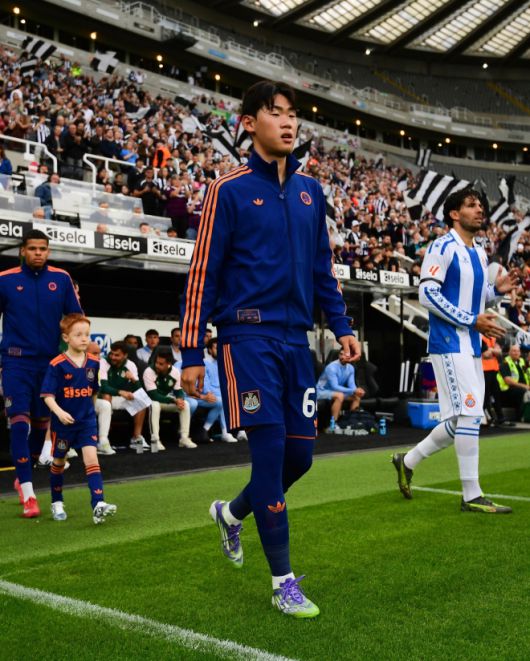 뉴캐슬 박승수가 9일(한국시간) 영국 뉴캐슬어폰타인의 세인트제임스파크에서 열린 에스파뇰(스페인)과의 프리시즌 친선 경기에 선발로 출전하고 있다. 뉴캐슬 소셜미디어