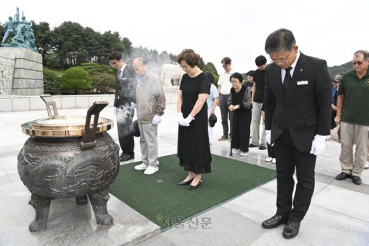 대한민국 임시정부 비행학교 관계자들의 후손들이 지난 12일 대전국립현충원을 찾아 참배하고 있다. 2025.8.13 공군 제공