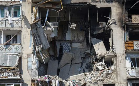 러시아는 흑해로 가는 주요 항구와 곡물 저장 및 수출 시설 등 경제적 인프라가 있는 오데사에 대한 공습을 꾸준히 반복하고 있다. 사진은 폭격으로 부서진 오데사 건물. 로이터 연합뉴스