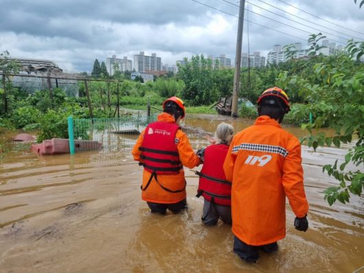물에 잠긴 비닐하우스에서 인명 구조 - 경기북부소방재난본부는13일 경기 고양시 덕양구 대장동 비닐하우스 단지 침수사고로 비닐하우스 일대에 고립됐던 1명이 구조됐다고 밝혔다. 사진은 인명구조 현장 모습. 2025.8.13 경기북부소방재난본부 제공