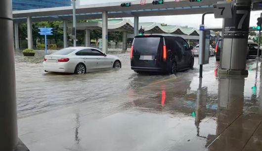 김포 도로 앞도 침수 - 수도권에 많은 비가 내린 13일 서울 김포공항 앞 도로에 물이 차 있다. 2025.8.13 (독자 제공) 연합뉴스