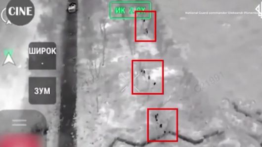 러시아 장갑차에 타고 있던 병사들이 최전선 격전지인 동부 도네츠크주(州) 포크로우스크 전선을 향해 진격하던 중 우크라이나군의 공격을 받는 모습. 우크라이나 국가방위군 제공