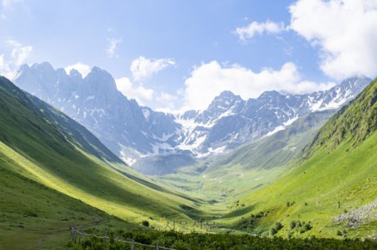 카즈베기 주타 트레킹 코스 초입에 겨울과 여름이 어우러진 절경이 펼쳐져 있다.