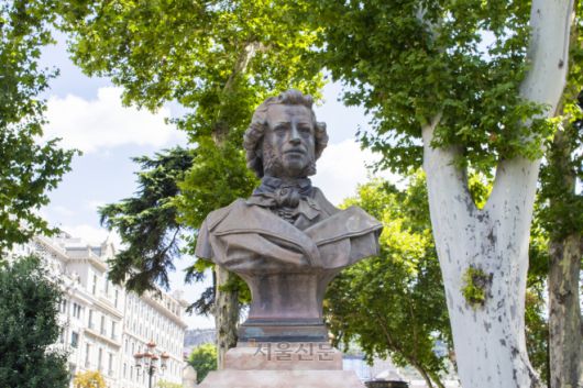 트빌리시 시내에서 만날 수 있는 러시아 시인 알렉산드르 푸시킨의 조각상. 푸시킨은 생전 조지아를 남다르게 사랑한 것으로 유명하다.