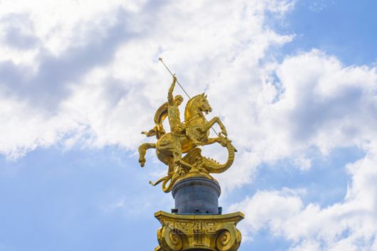 트빌리시 자유광장에 조지아의 이름이 유래된 성 게오르그 조각상이 우뚝 서 있다.