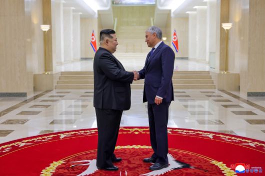 김정은(왼쪽) 북한 국무위원장이 지난 14일 오후 조국해방(광복) 80주년을 맞아 축하방문한 뱌체슬라브 볼로진 러시아 국가회의 의장을 접견했다고 조선중앙통신이 15일 보도했다. 2025.8.15 평양 조선중앙통신 연합뉴스