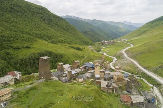 해발고도 2200m로 유럽에서 가장 높은 곳에 자리한 마을 우쉬굴리. 초입에 방어용 석조 구조물인 코시키가 늘어서 있다.