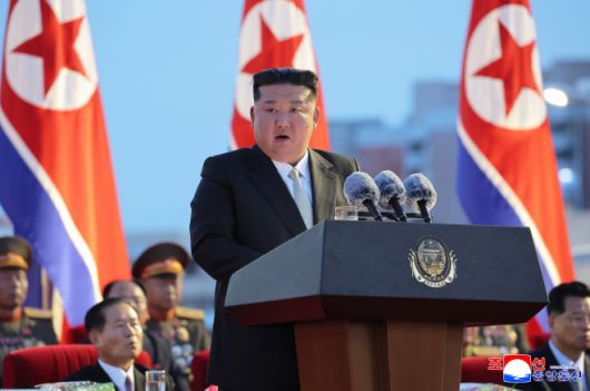김정은 북한 국무위원장이 지난 14일 평양 개선문광장에서 열린 조국해방(광복) 80주년 경축대회에 참석해 연설했다고 조선중앙통신이 15일 보도했다. 2025.8.15 평양 조선중앙통신 연합뉴스