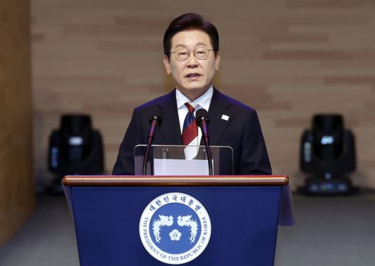이재명 대통령이 15일 서울 세종문화회관에서 열린 80주년 광복절 경축식에서 경축사를 하고 있다. 2025.8.15 연합뉴스