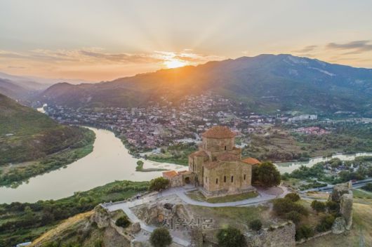 트빌리시 인근 도시 므츠헤타의 즈바리 수도원에서 바라본 노을 풍경.