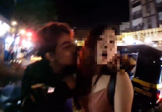 2022년 11월 인도 뭄바이 거리에서 인터넷 생방송을 하던 A씨가 오토바이를 타고 접근한 남성들로부터 성추행 피해를 입고 있는 모습. 이 장면은 인도 소셜미디어(SNS)에서 크게 화제가 돼 현지 경찰 수사로 이어졌다(사진 일부 모자이크 처리함). 트위터 캡처